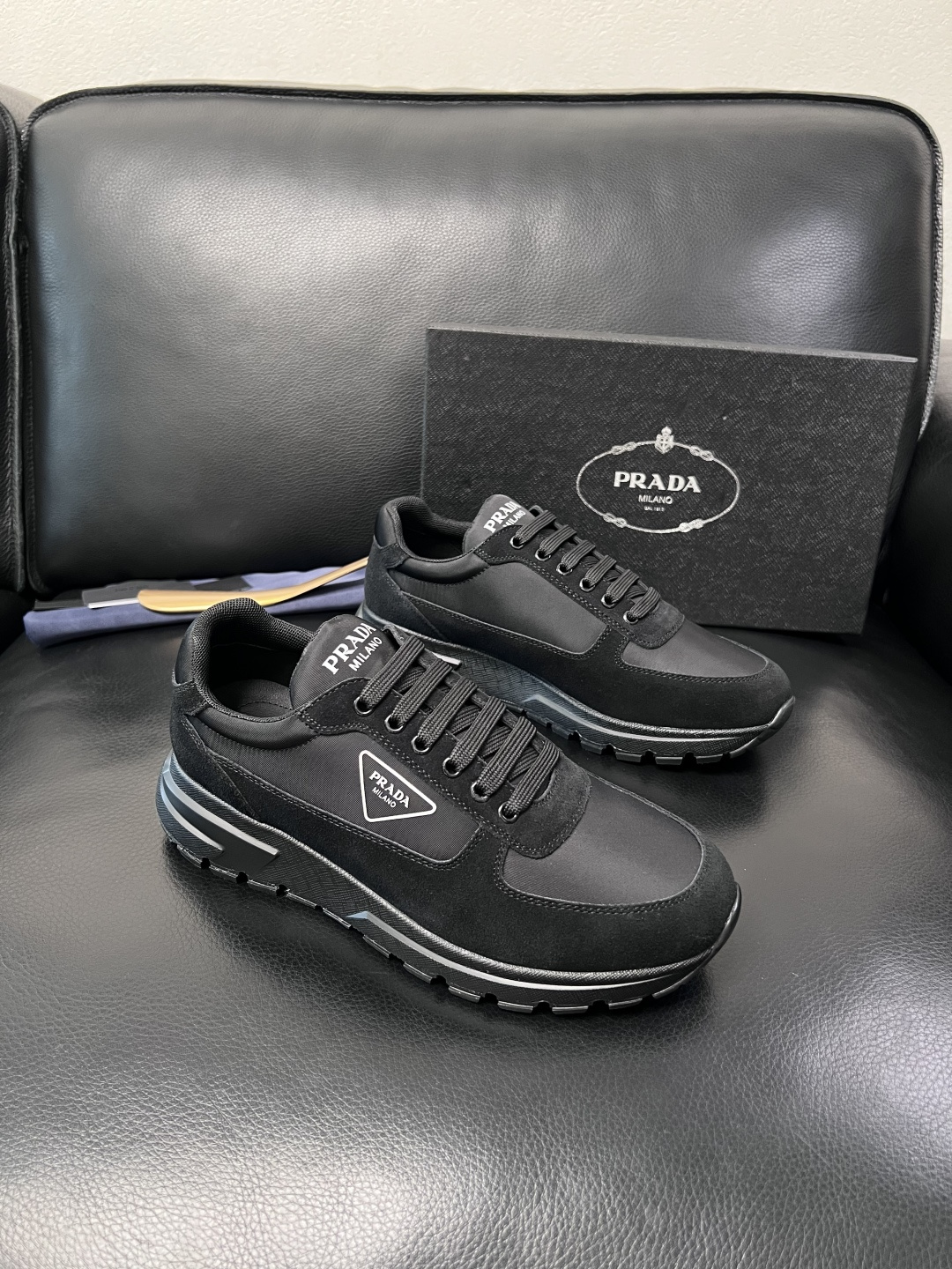 PRADA  高品质  顶级工艺品 普拉达 专柜同步 原厂配置，意大利进口原版牛皮面料，透气舒适进口水染