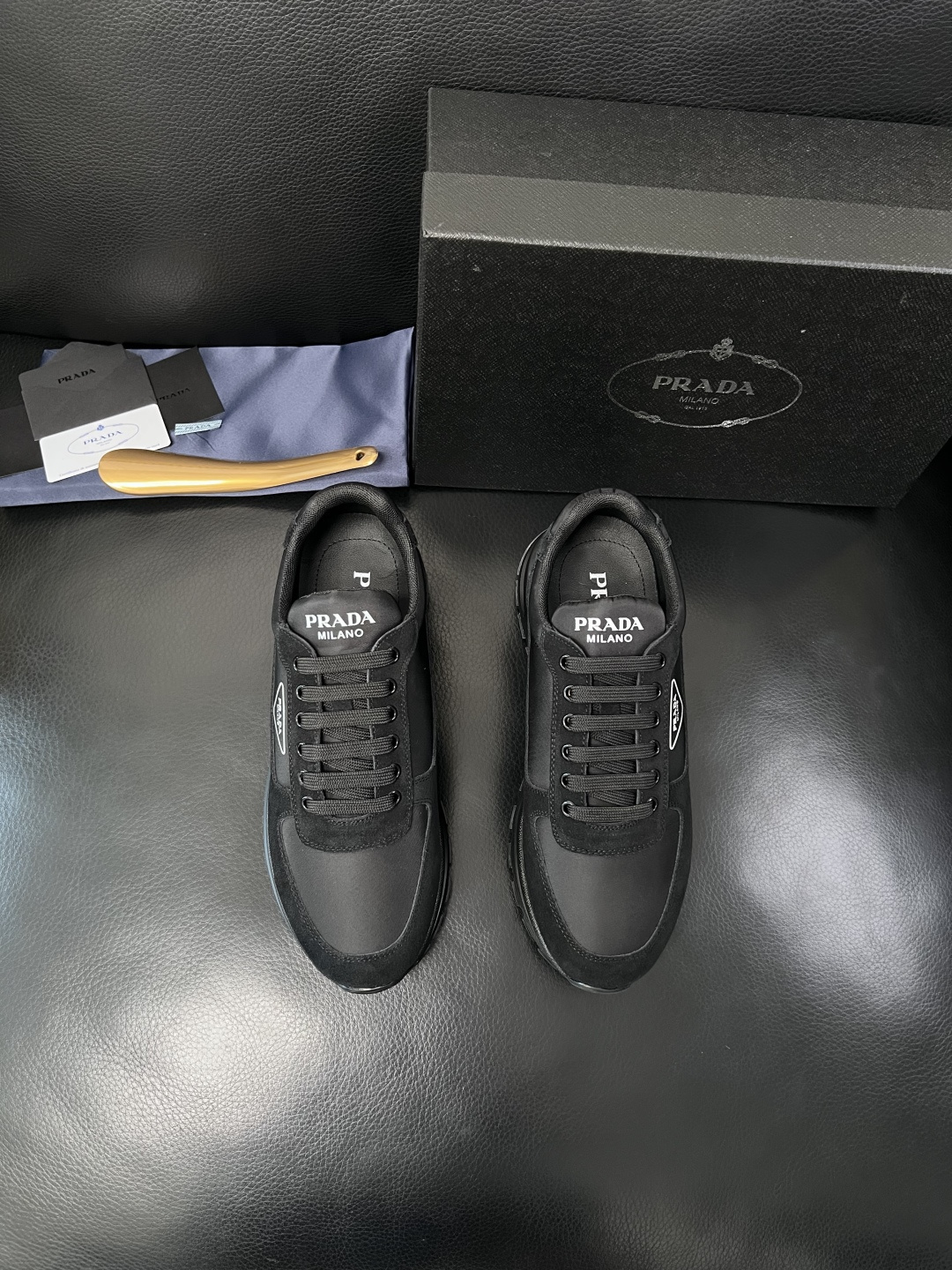 PRADA  高品质  顶级工艺品 普拉达 专柜同步 原厂配置，意大利进口原版牛皮面料，透气舒适进口水染