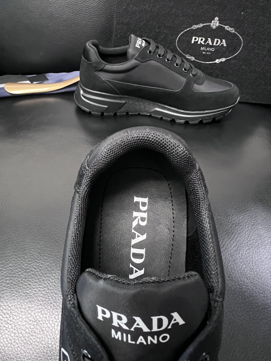 PRADA  高品质  顶级工艺品 普拉达 专柜同步 原厂配置，意大利进口原版牛皮面料，透气舒适进口水染