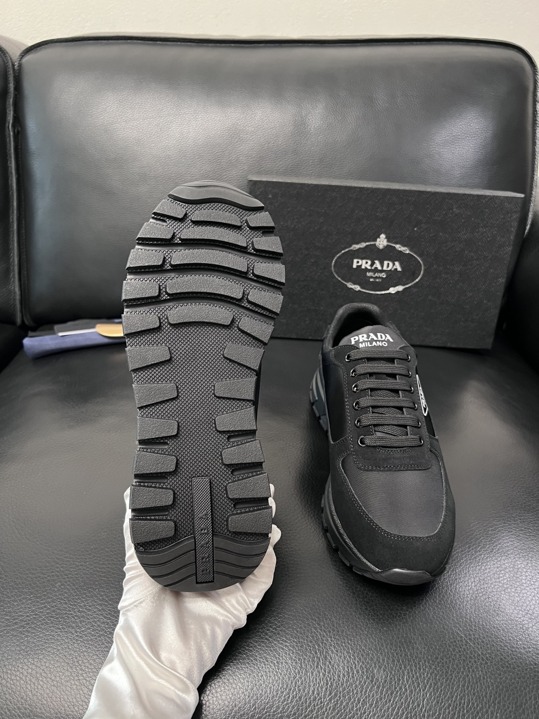PRADA  高品质  顶级工艺品 普拉达 专柜同步 原厂配置，意大利进口原版牛皮面料，透气舒适进口水染