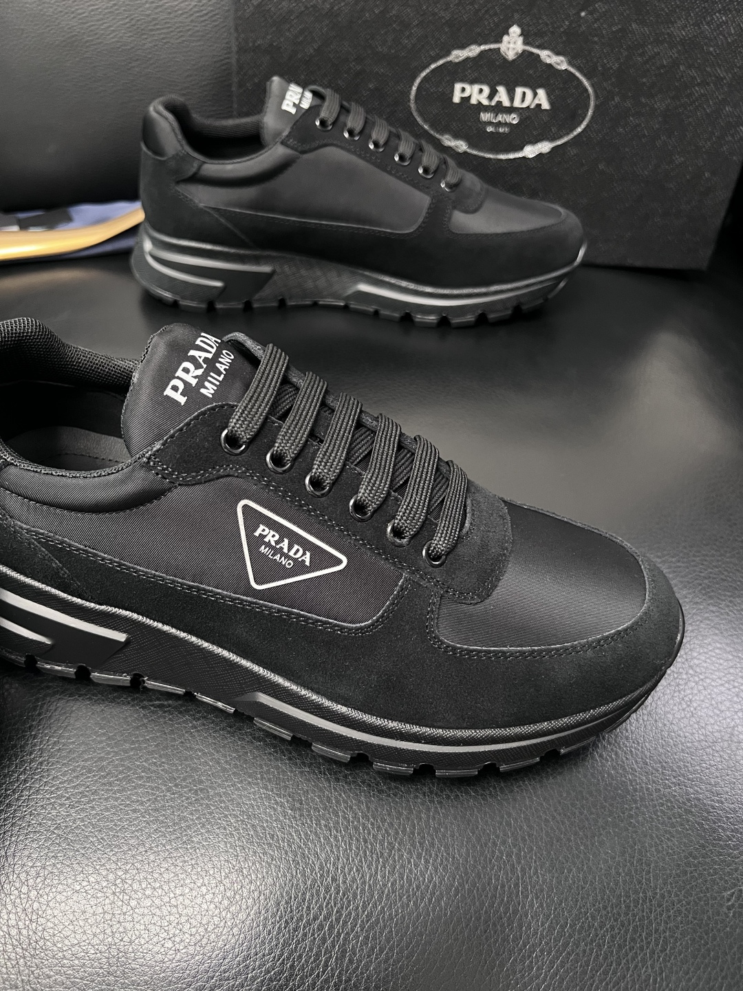 PRADA  高品质  顶级工艺品 普拉达 专柜同步 原厂配置，意大利进口原版牛皮面料，透气舒适进口水染