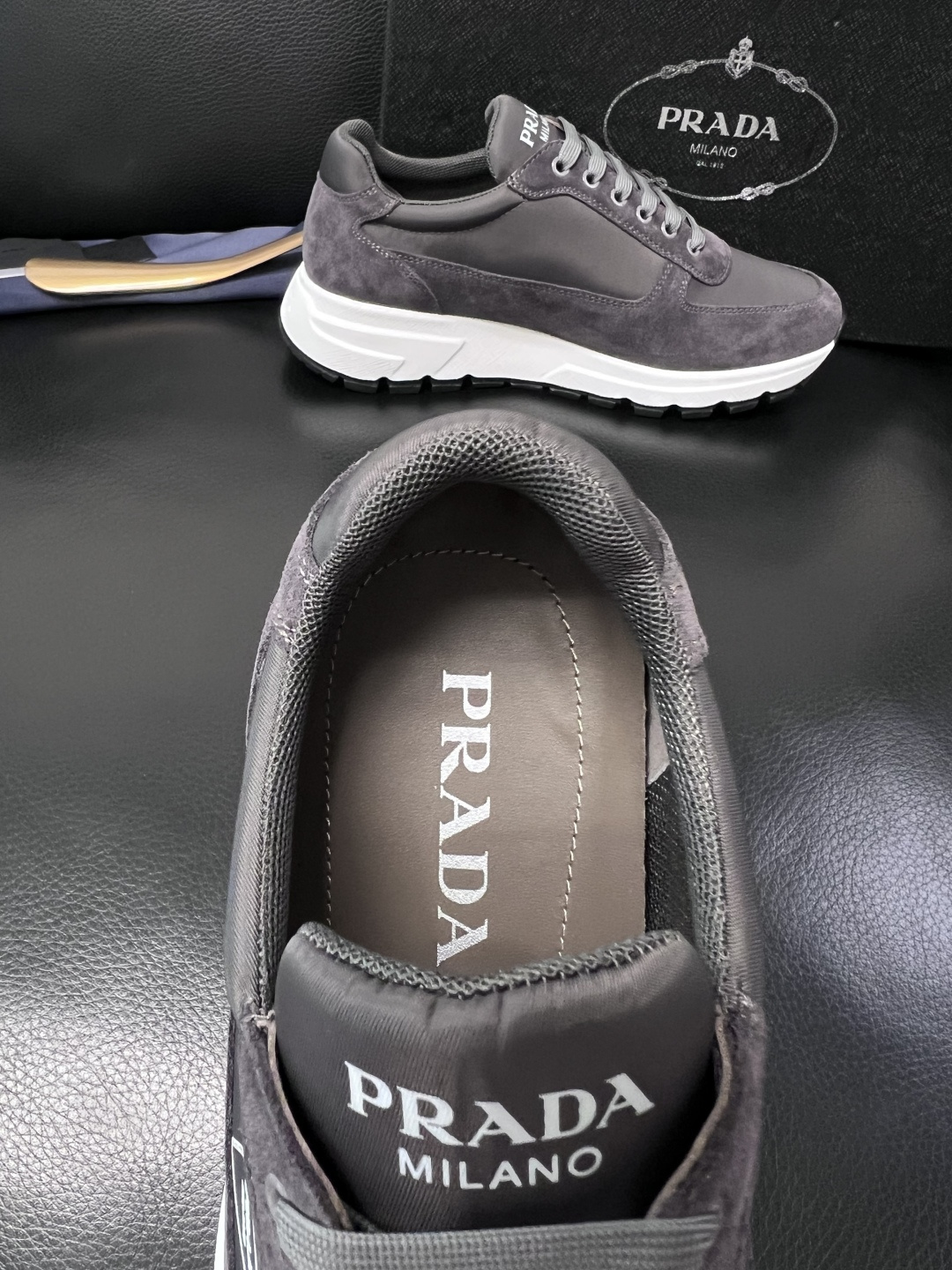 PRADA  高品质  顶级工艺品 普拉达 专柜同步 原厂配置，意大利进口原版牛皮面料，透气舒适进口水染