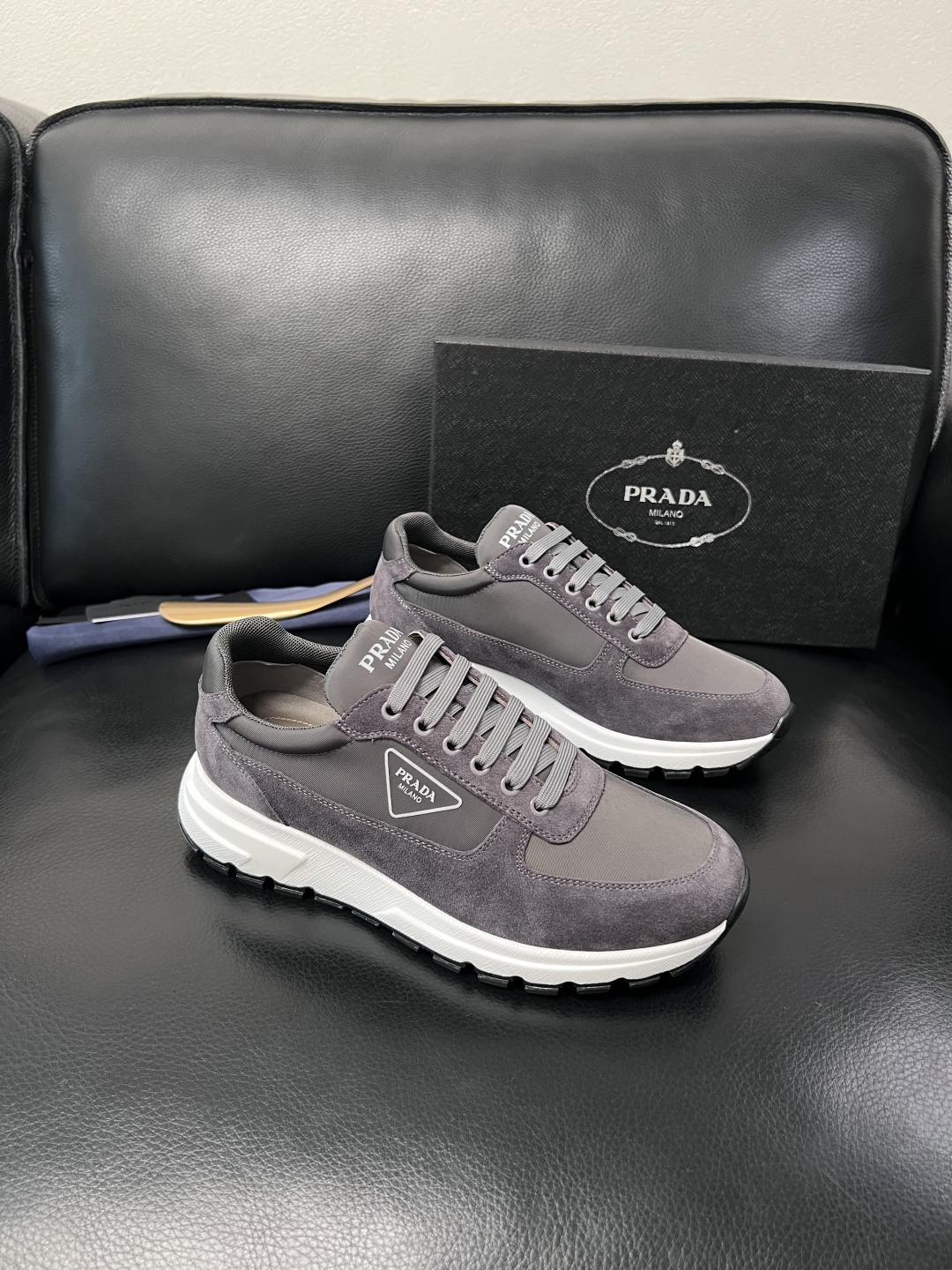 PRADA  高品质  顶级工艺品 普拉达 专柜同步 原厂配置，意大利进口原版牛皮面料，透气舒适进口水染