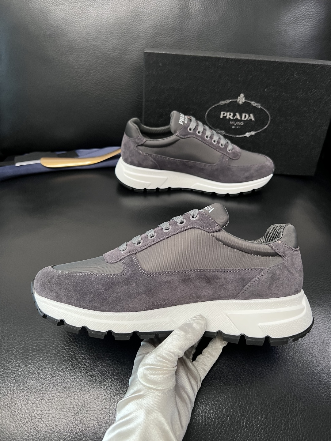 PRADA  高品质  顶级工艺品 普拉达 专柜同步 原厂配置，意大利进口原版牛皮面料，透气舒适进口水染
