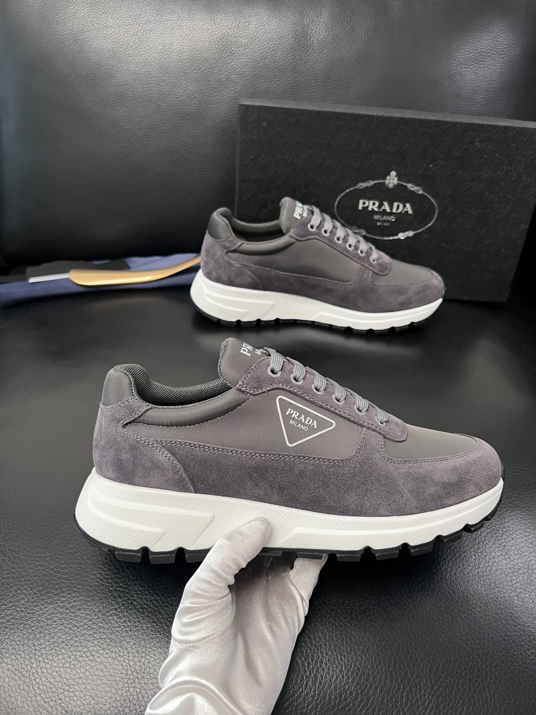 PRADA  高品质  顶级工艺品 普拉达 专柜同步 原厂配置，意大利进口原版牛皮面料，透气舒适进口水染