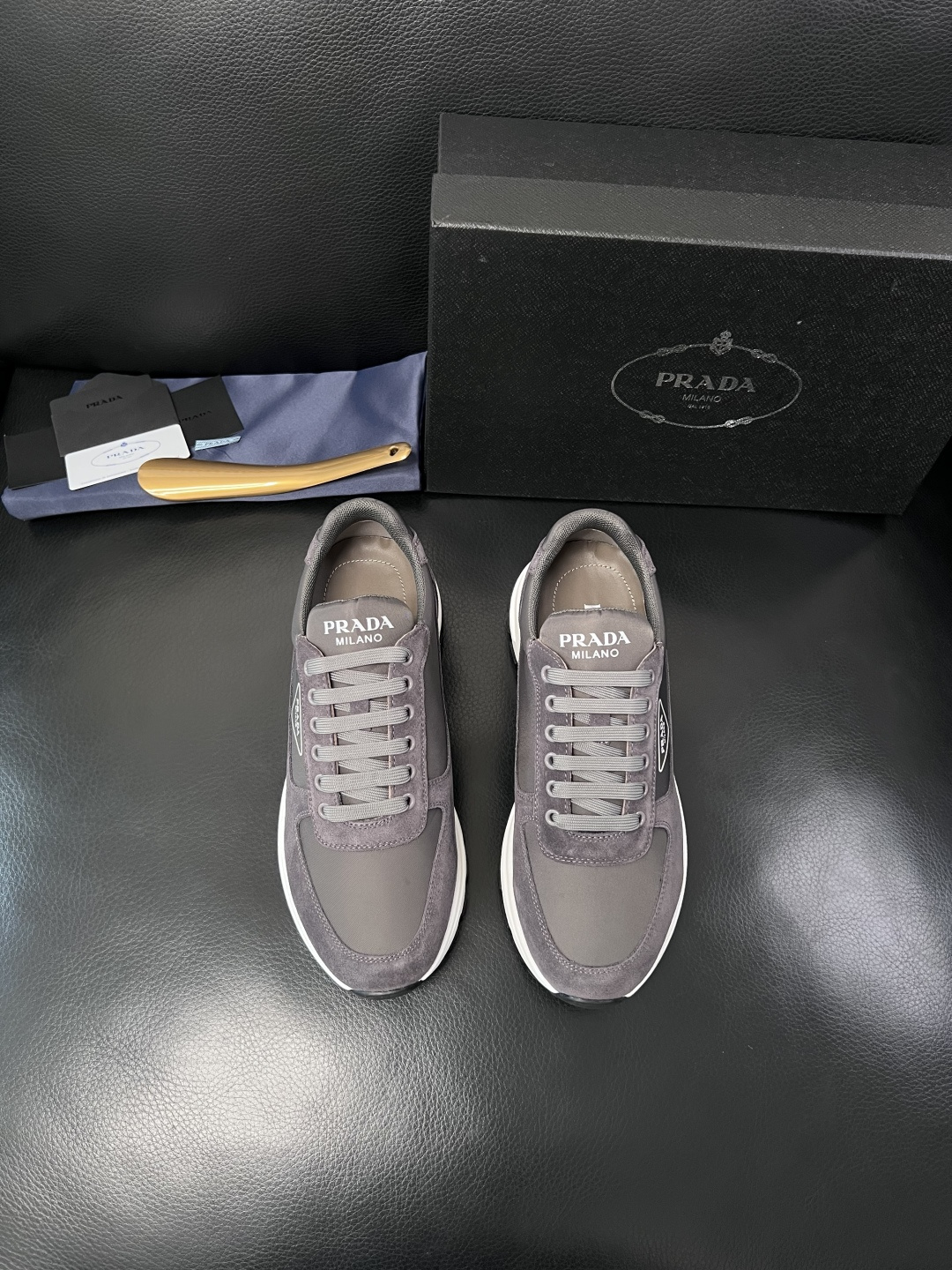 PRADA  高品质  顶级工艺品 普拉达 专柜同步 原厂配置，意大利进口原版牛皮面料，透气舒适进口水染