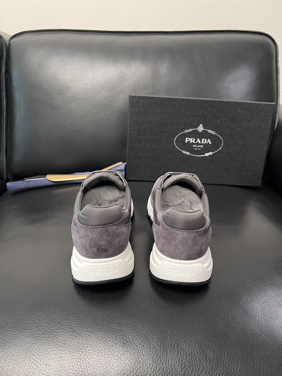 PRADA  高品质  顶级工艺品 普拉达 专柜同步 原厂配置，意大利进口原版牛皮面料，透气舒适进口水染