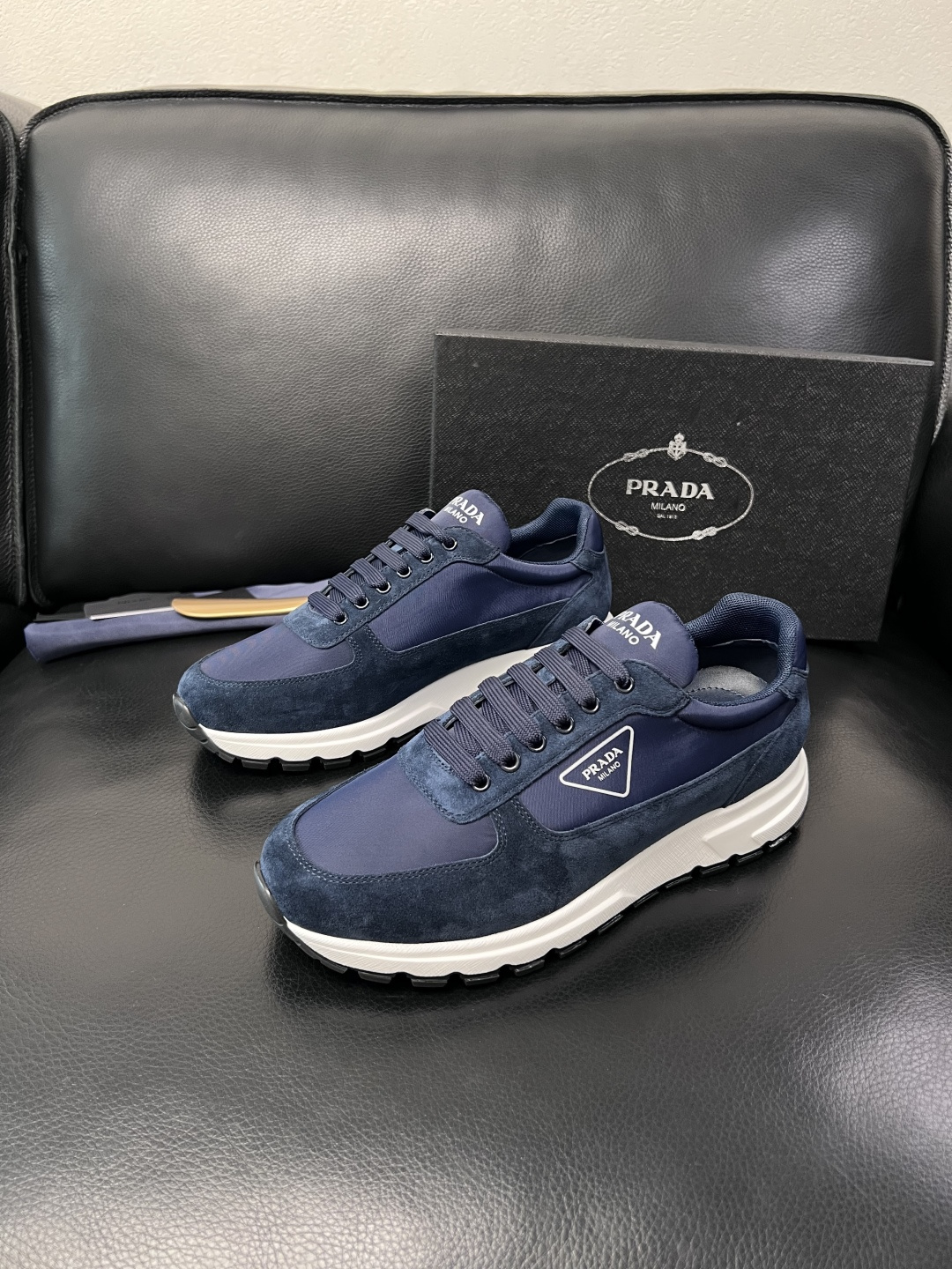 PRADA  高品质  顶级工艺品 普拉达 专柜同步 原厂配置，意大利进口原版牛皮面料，透气舒适进口水染