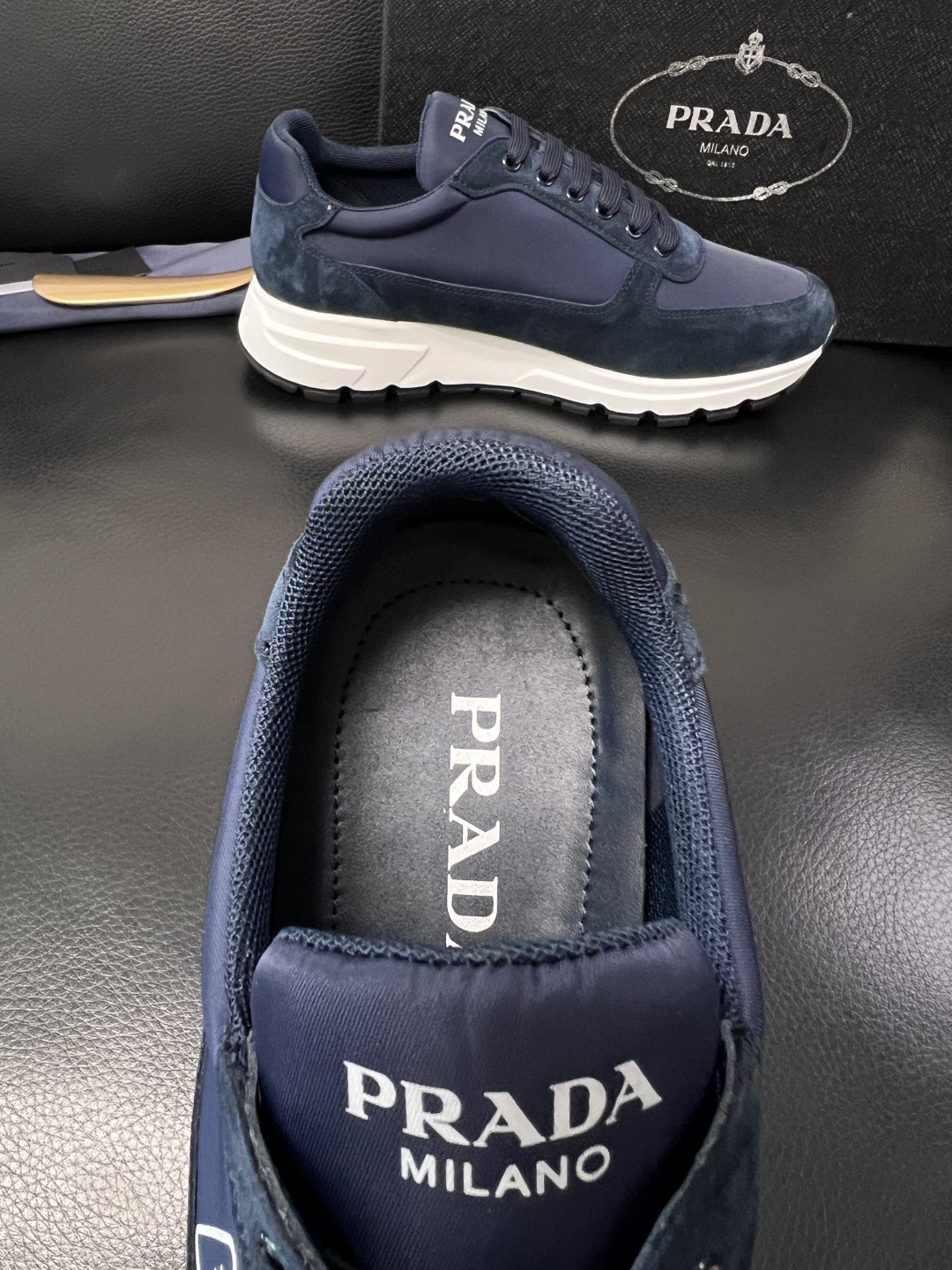 PRADA  高品质  顶级工艺品 普拉达 专柜同步 原厂配置，意大利进口原版牛皮面料，透气舒适进口水染