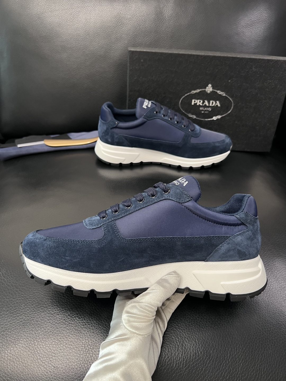PRADA  高品质  顶级工艺品 普拉达 专柜同步 原厂配置，意大利进口原版牛皮面料，透气舒适进口水染