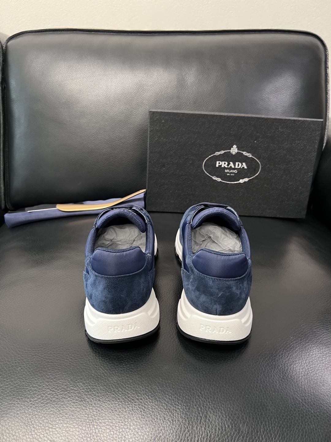 PRADA  高品质  顶级工艺品 普拉达 专柜同步 原厂配置，意大利进口原版牛皮面料，透气舒适进口水染