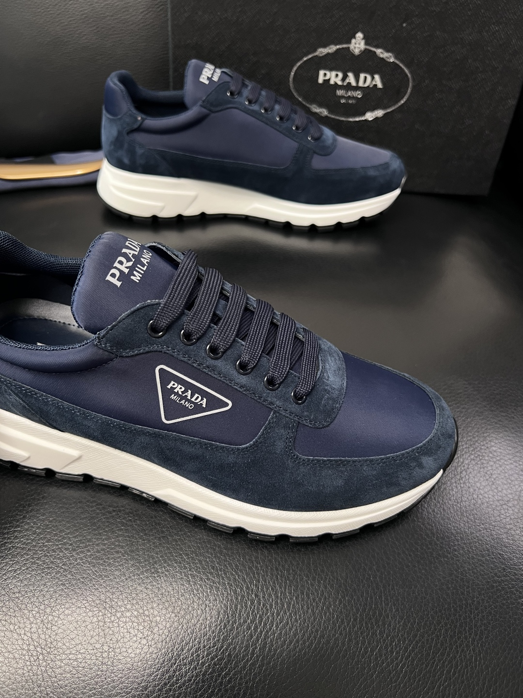 PRADA  高品质  顶级工艺品 普拉达 专柜同步 原厂配置，意大利进口原版牛皮面料，透气舒适进口水染