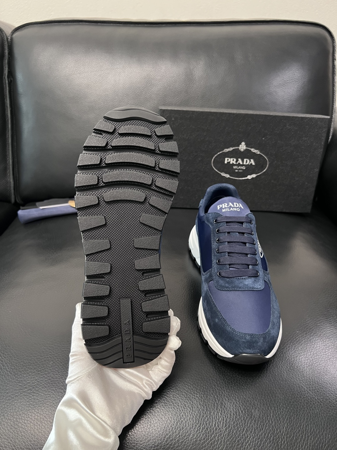 PRADA  高品质  顶级工艺品 普拉达 专柜同步 原厂配置，意大利进口原版牛皮面料，透气舒适进口水染