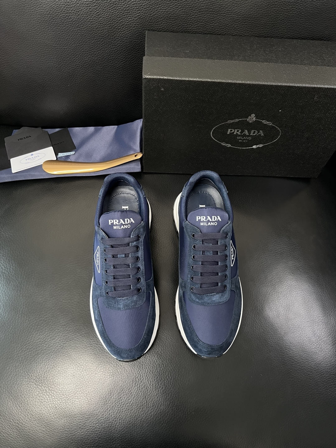 PRADA  高品质  顶级工艺品 普拉达 专柜同步 原厂配置，意大利进口原版牛皮面料，透气舒适进口水染