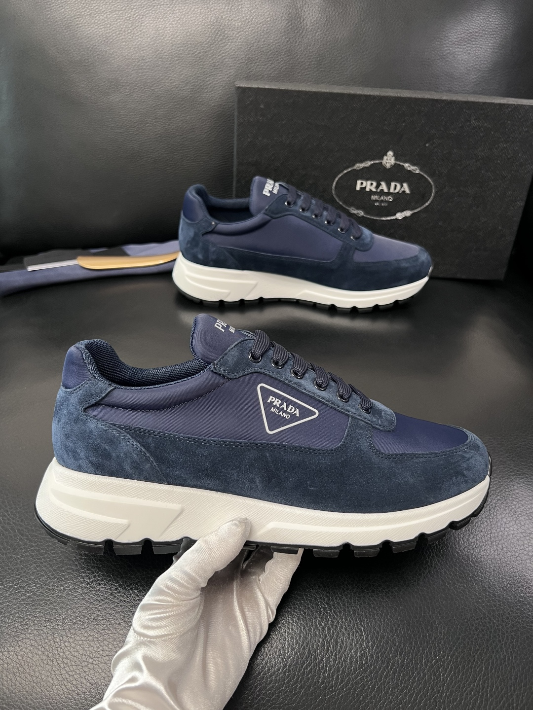 PRADA  高品质  顶级工艺品 普拉达 专柜同步 原厂配置，意大利进口原版牛皮面料，透气舒适进口水染