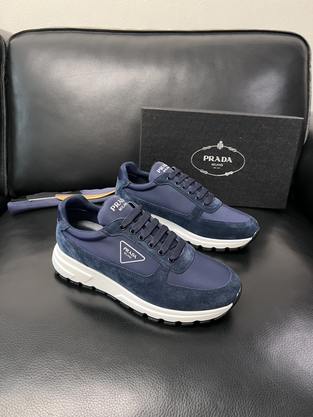 PRADA  高品质  顶级工艺品 普拉达 专柜同步 原厂配置，意大利进口原版牛皮面料，透气舒适进口水染