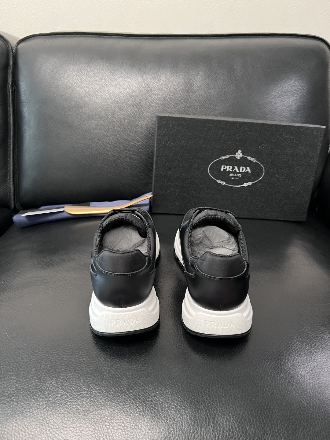PRADA  高品质  顶级工艺品 普拉达 专柜同步 原厂配置，意大利进口原版牛皮面料，透气舒适进口水染