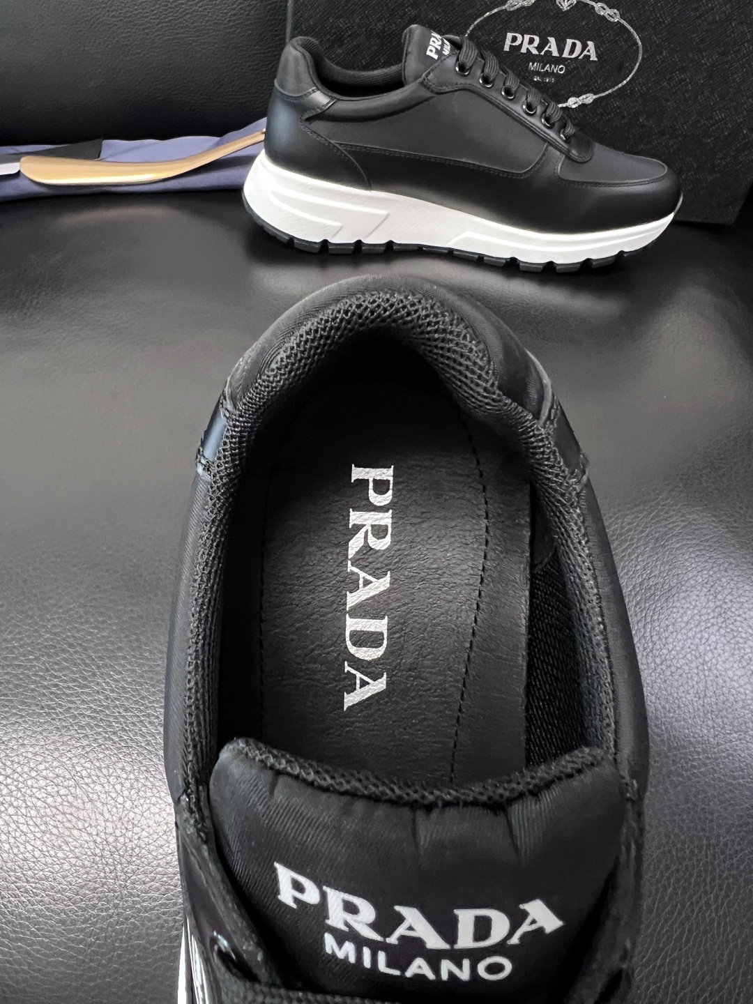 PRADA  高品质  顶级工艺品 普拉达 专柜同步 原厂配置，意大利进口原版牛皮面料，透气舒适进口水染