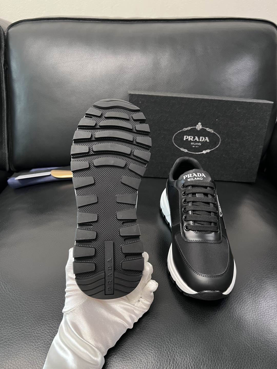 PRADA  高品质  顶级工艺品 普拉达 专柜同步 原厂配置，意大利进口原版牛皮面料，透气舒适进口水染