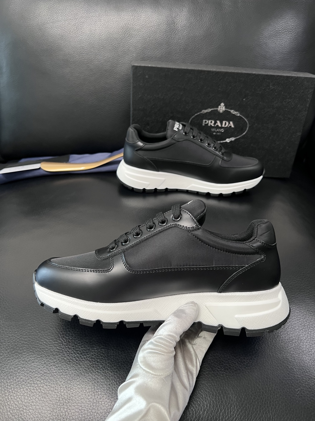 PRADA  高品质  顶级工艺品 普拉达 专柜同步 原厂配置，意大利进口原版牛皮面料，透气舒适进口水染