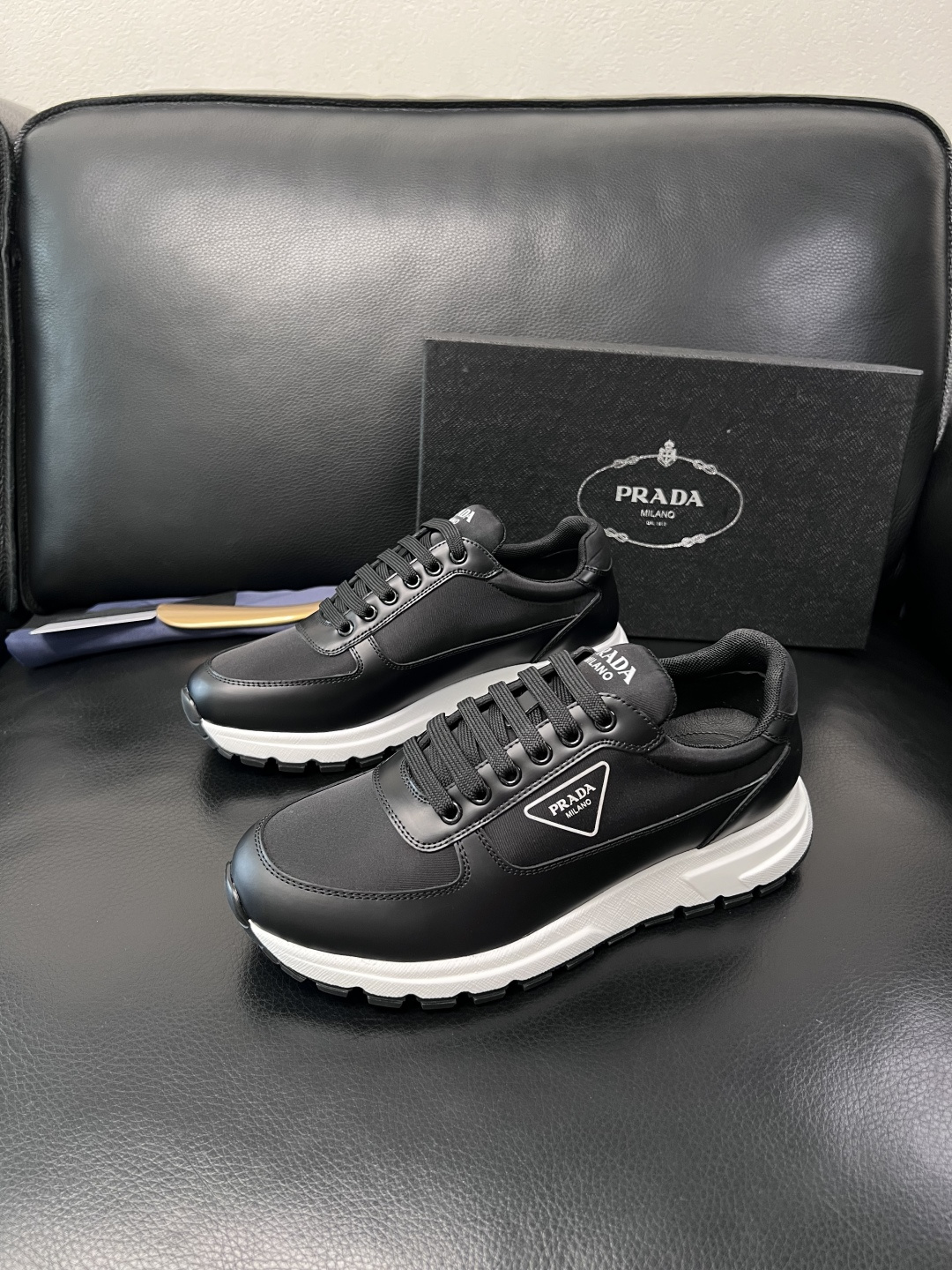 PRADA  高品质  顶级工艺品 普拉达 专柜同步 原厂配置，意大利进口原版牛皮面料，透气舒适进口水染