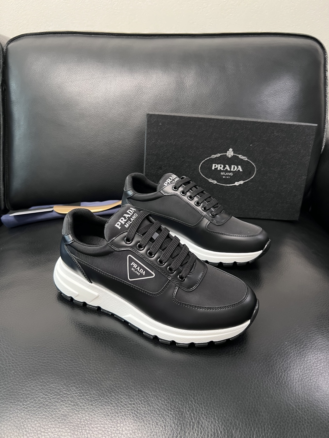PRADA  高品质  顶级工艺品 普拉达 专柜同步 原厂配置，意大利进口原版牛皮面料，透气舒适进口水染