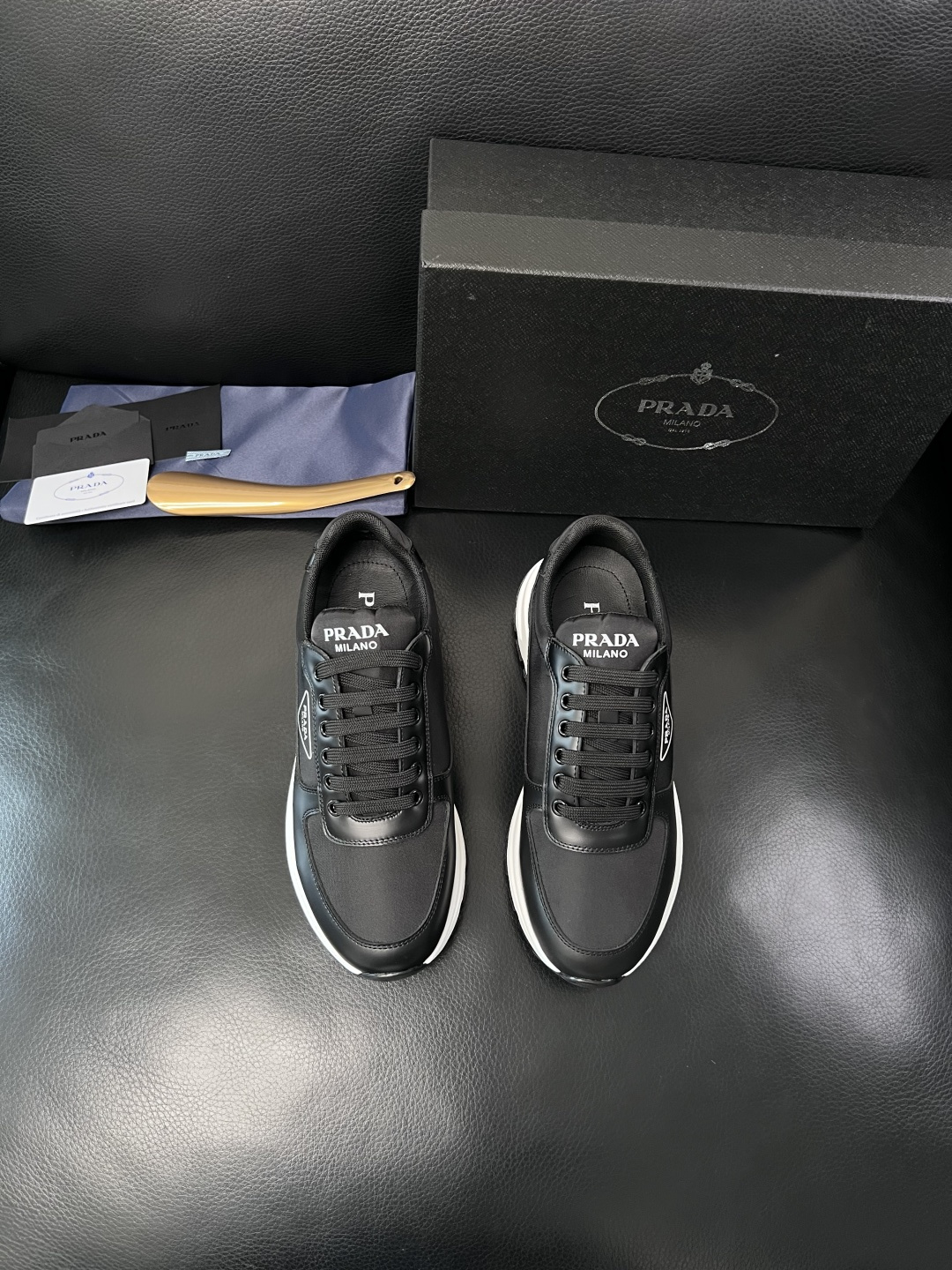 PRADA  高品质  顶级工艺品 普拉达 专柜同步 原厂配置，意大利进口原版牛皮面料，透气舒适进口水染