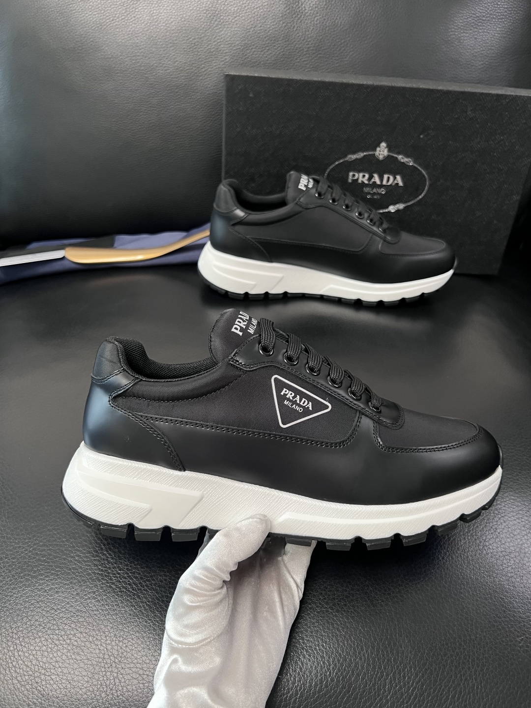PRADA  高品质  顶级工艺品 普拉达 专柜同步 原厂配置，意大利进口原版牛皮面料，透气舒适进口水染