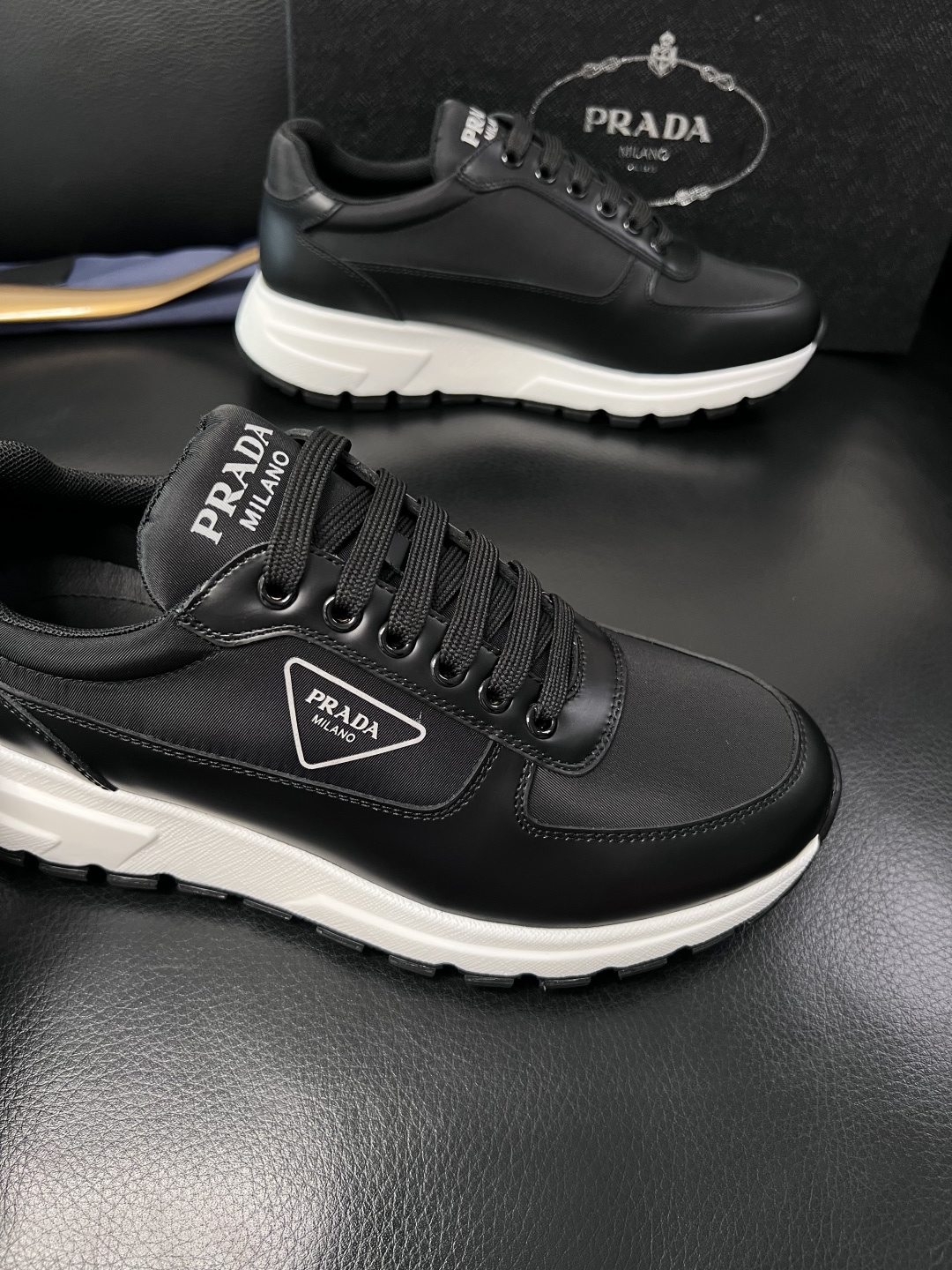 PRADA  高品质  顶级工艺品 普拉达 专柜同步 原厂配置，意大利进口原版牛皮面料，透气舒适进口水染