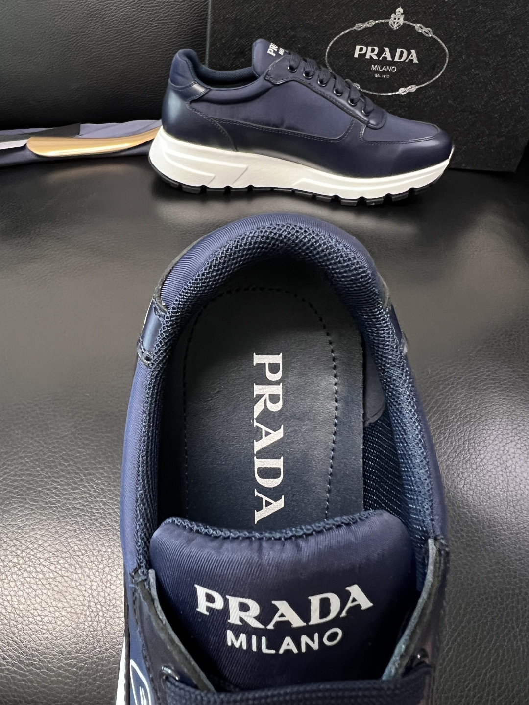 PRADA  高品质  顶级工艺品 普拉达 专柜同步 原厂配置，意大利进口原版牛皮面料，透气舒适进口水染
