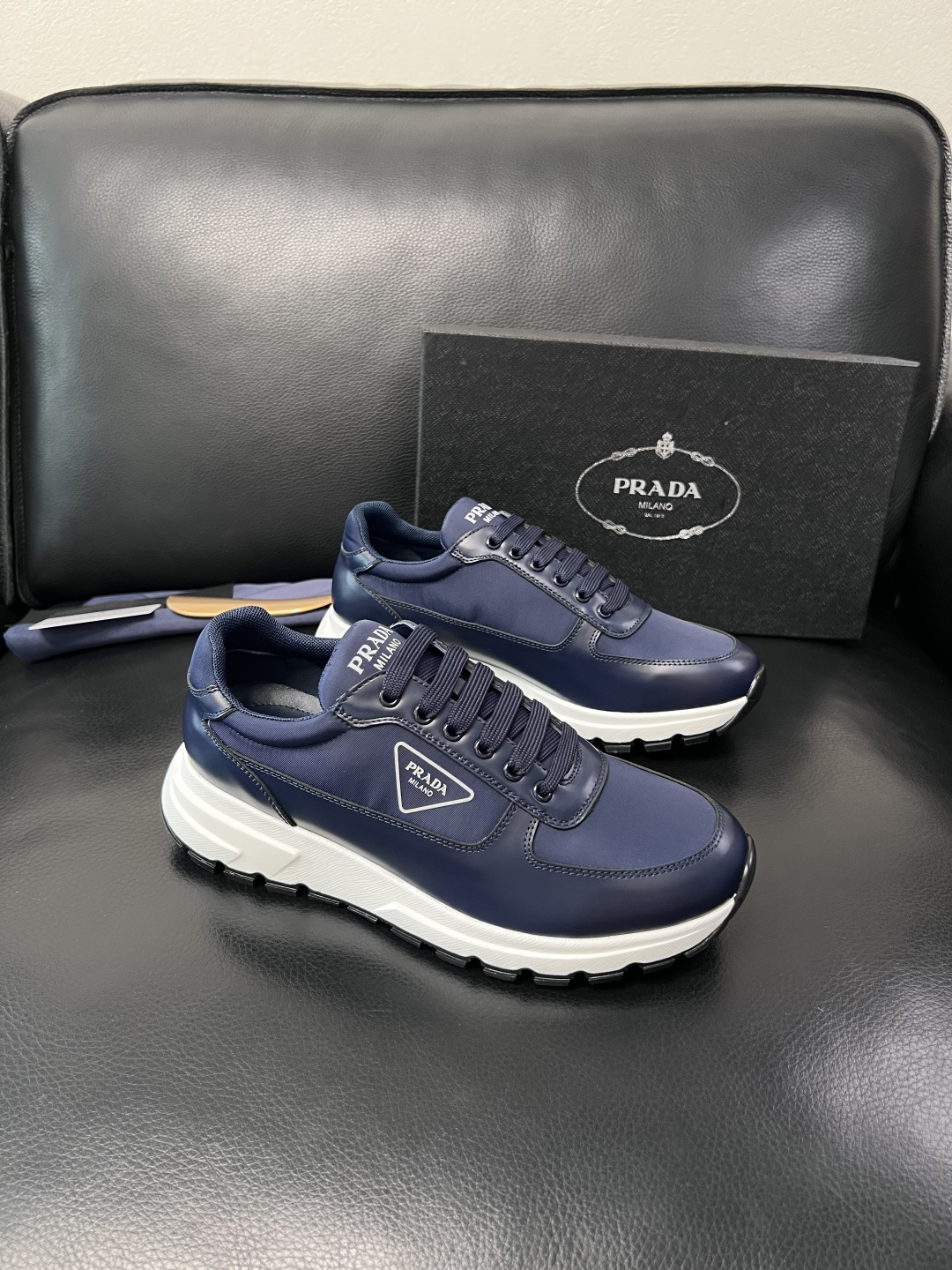 PRADA  高品质  顶级工艺品 普拉达 专柜同步 原厂配置，意大利进口原版牛皮面料，透气舒适进口水染