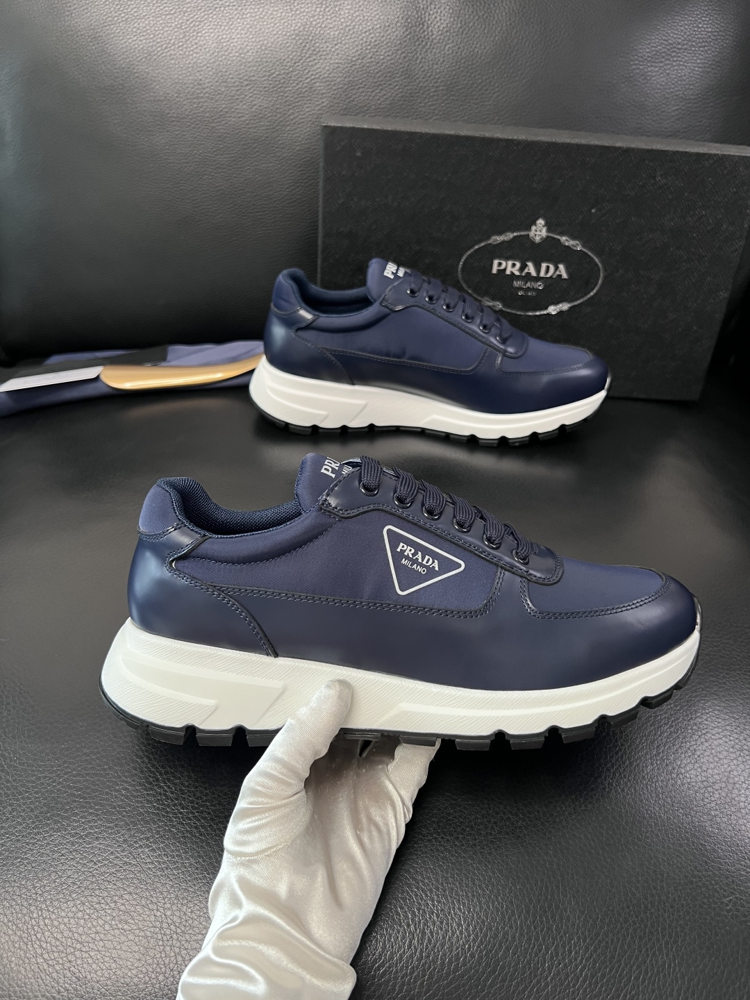 PRADA  高品质  顶级工艺品 普拉达 专柜同步 原厂配置，意大利进口原版牛皮面料，透气舒适进口水染