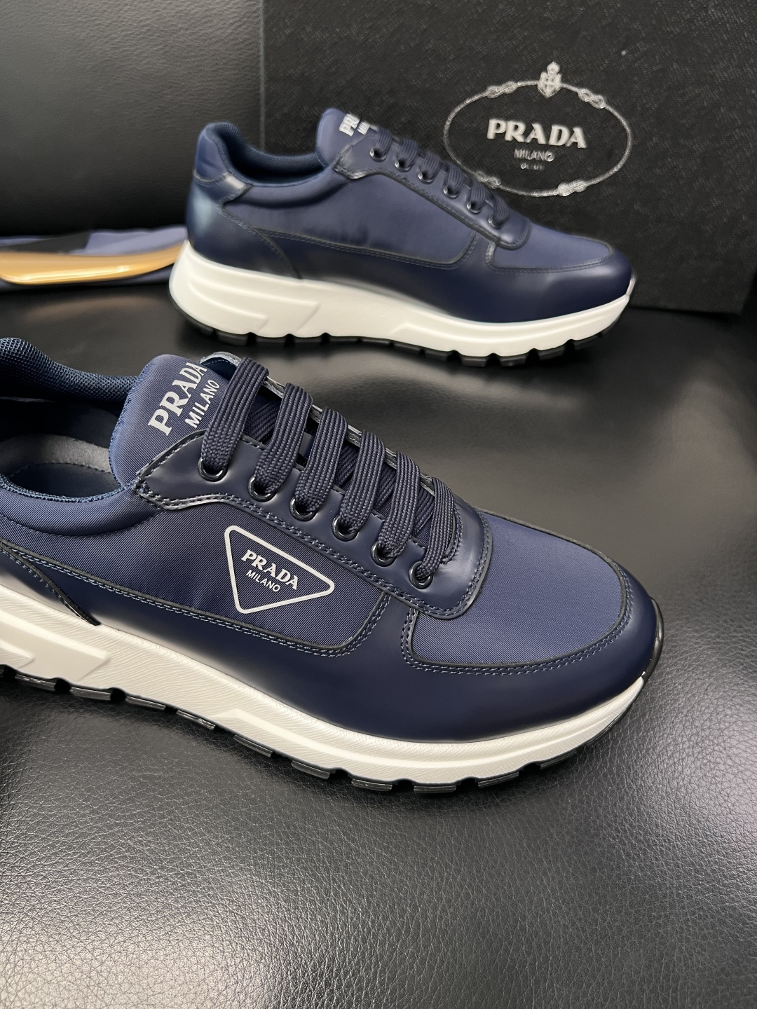PRADA  高品质  顶级工艺品 普拉达 专柜同步 原厂配置，意大利进口原版牛皮面料，透气舒适进口水染