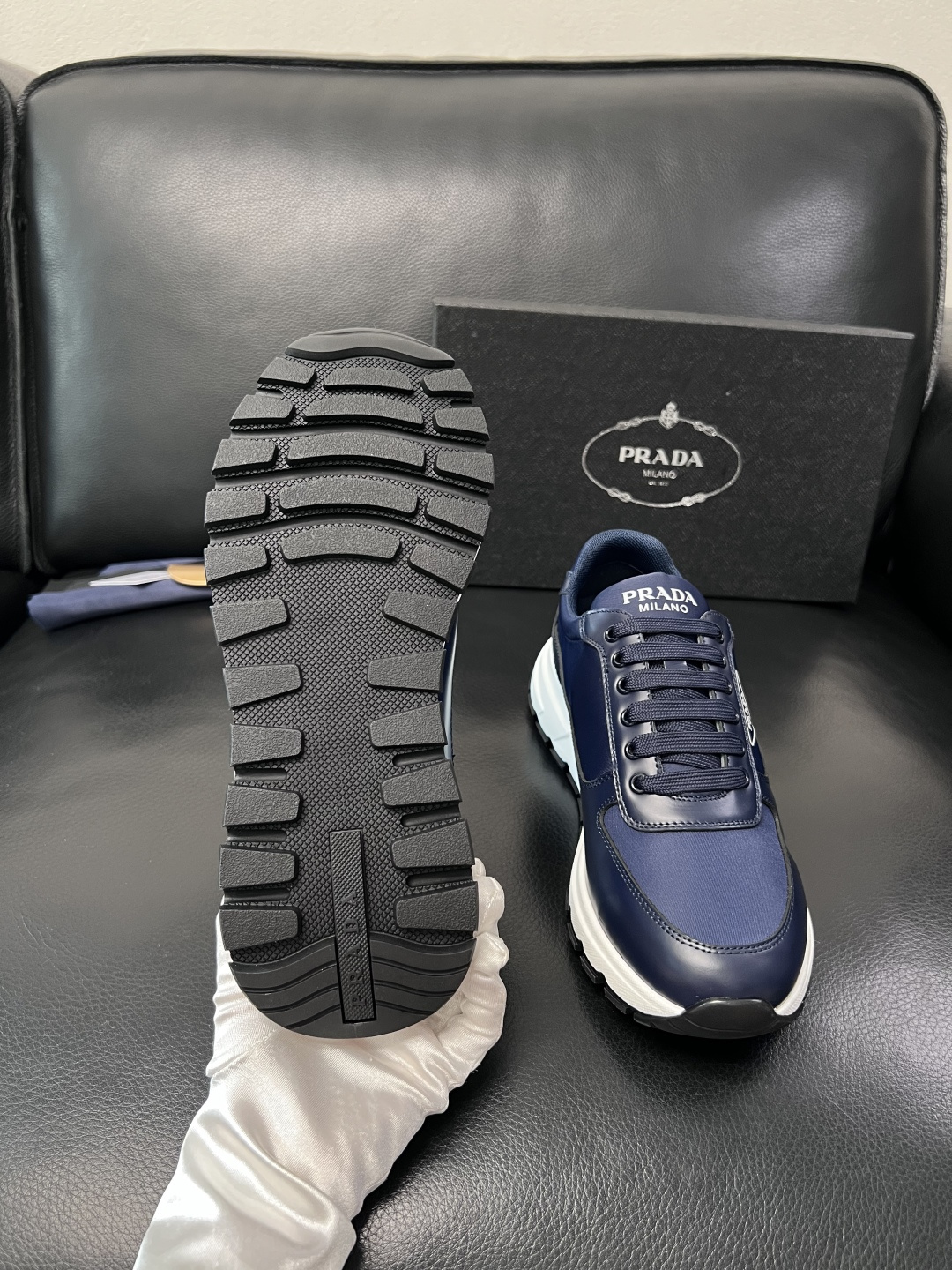 PRADA  高品质  顶级工艺品 普拉达 专柜同步 原厂配置，意大利进口原版牛皮面料，透气舒适进口水染
