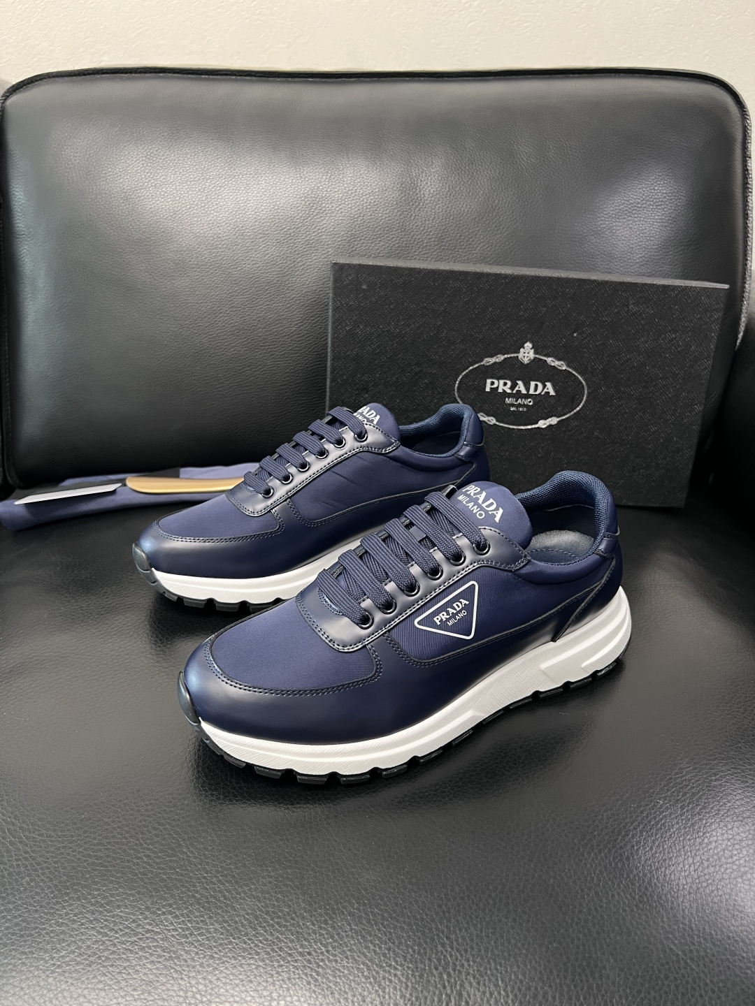 PRADA  高品质  顶级工艺品 普拉达 专柜同步 原厂配置，意大利进口原版牛皮面料，透气舒适进口水染
