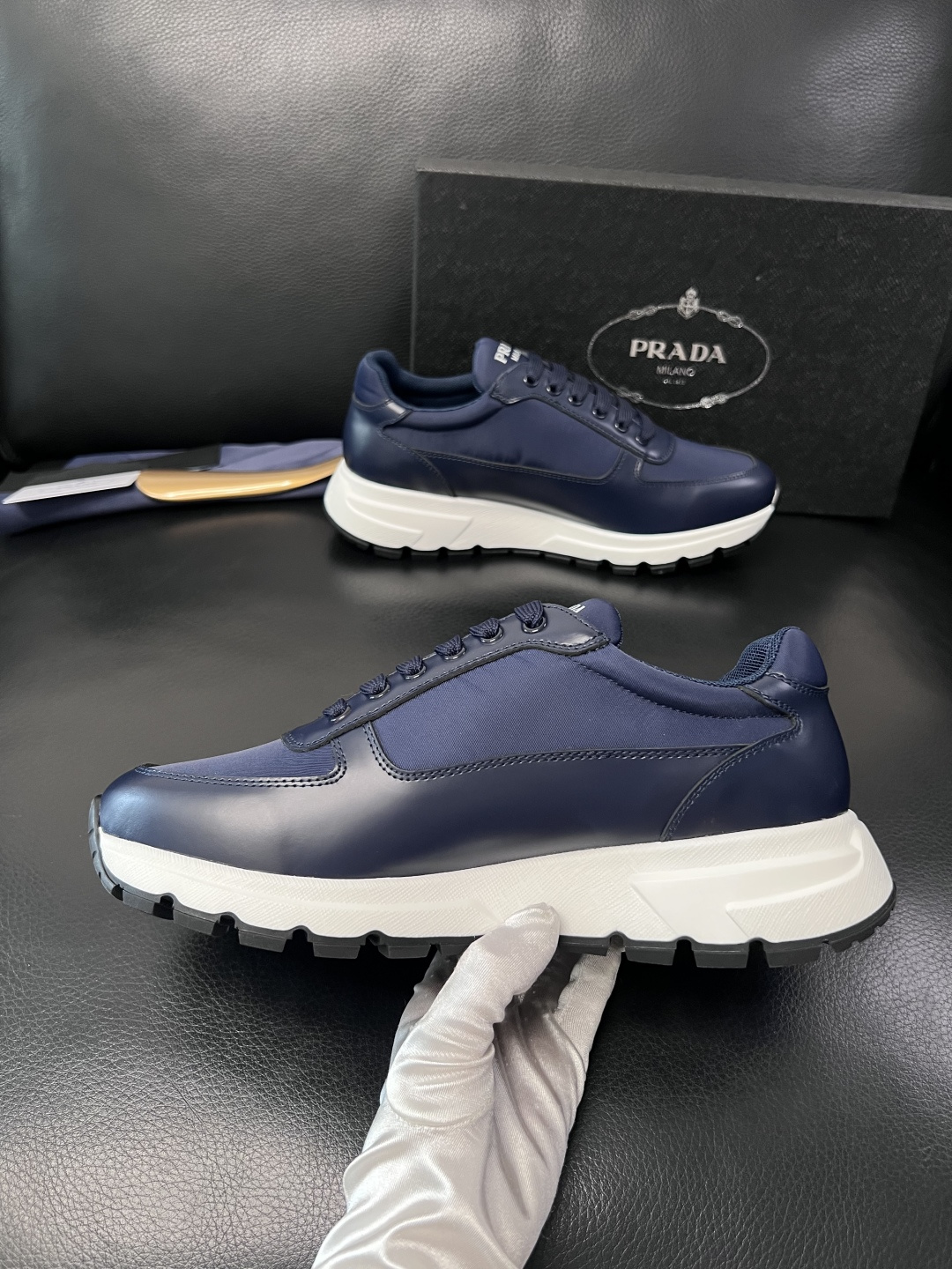 PRADA  高品质  顶级工艺品 普拉达 专柜同步 原厂配置，意大利进口原版牛皮面料，透气舒适进口水染