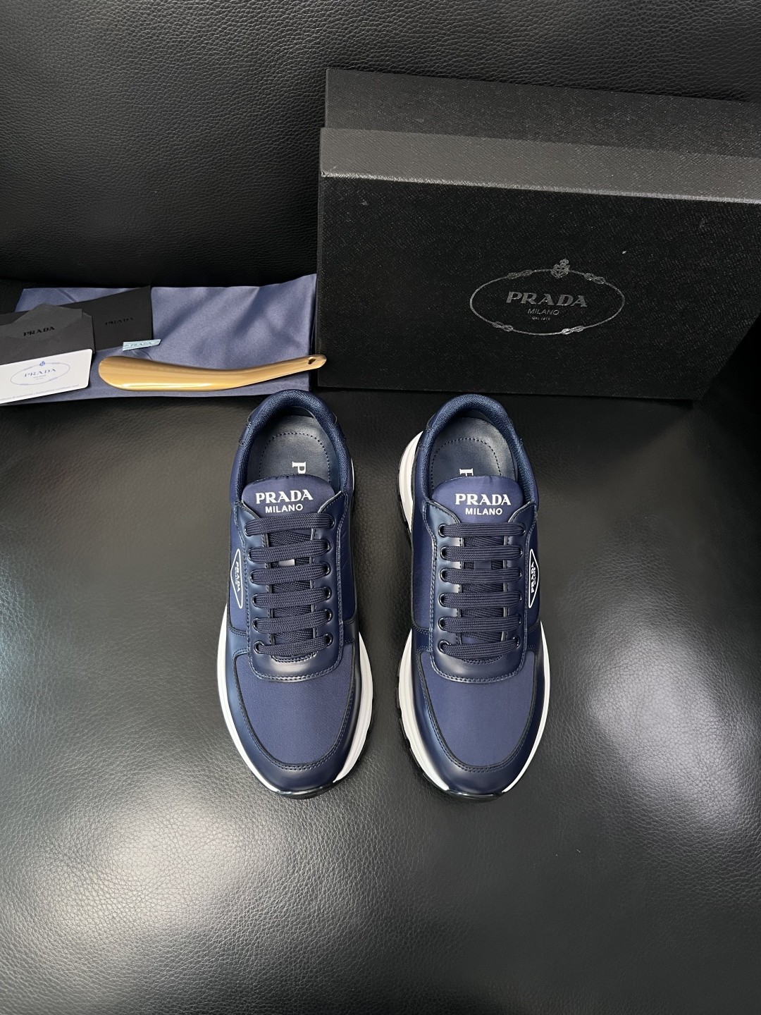 PRADA  高品质  顶级工艺品 普拉达 专柜同步 原厂配置，意大利进口原版牛皮面料，透气舒适进口水染