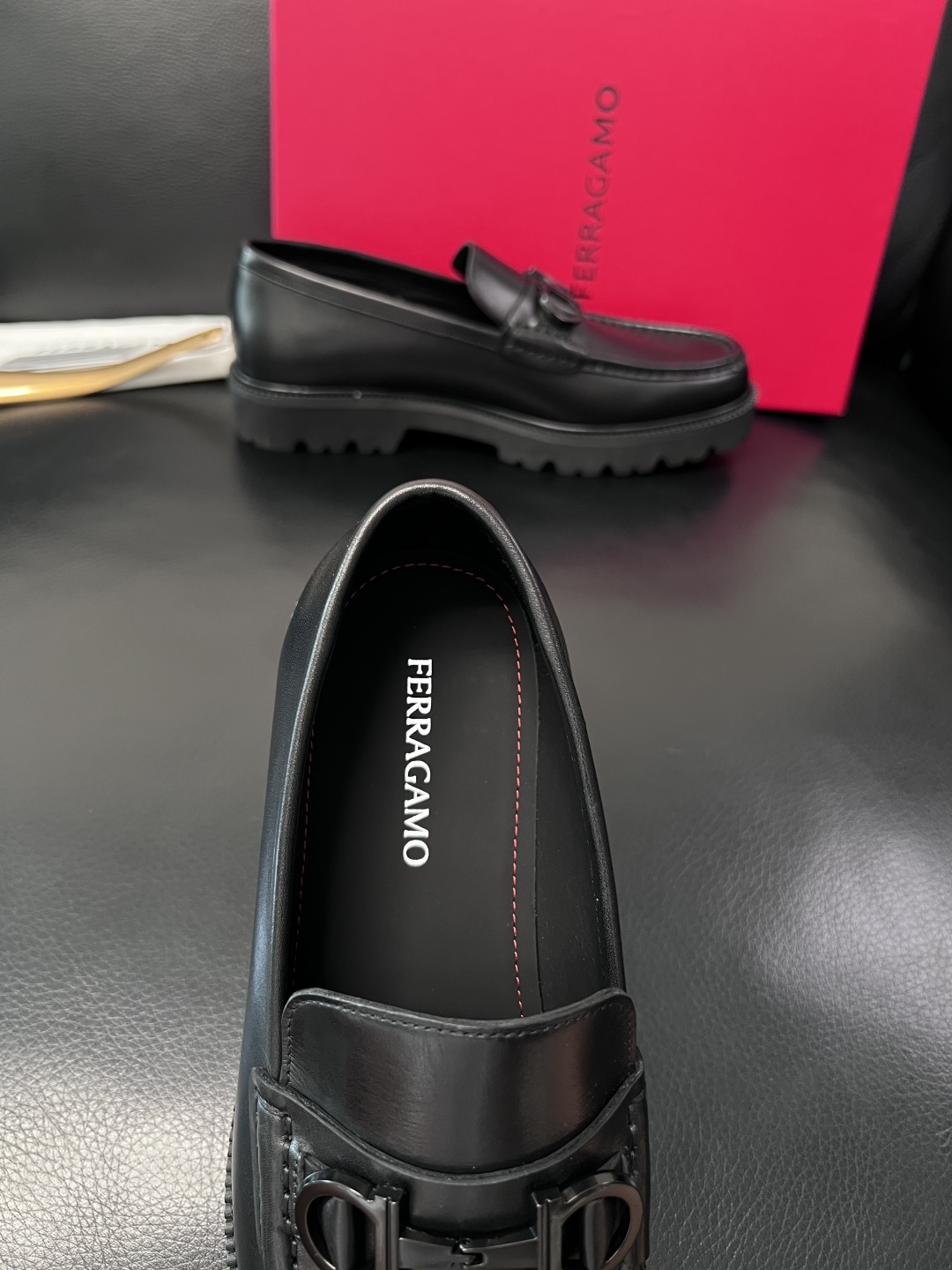 Ferragamo  高品质  顶级工艺品  菲拉格慕    专柜同步发售原厂配置，意大利进口原版牛皮，