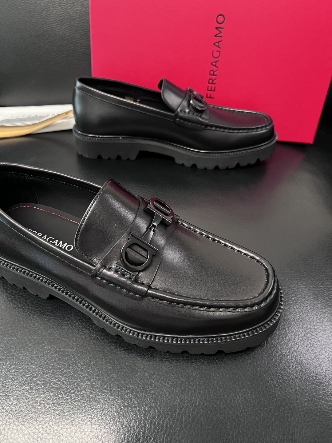 Ferragamo  高品质  顶级工艺品  菲拉格慕    专柜同步发售原厂配置，意大利进口原版牛皮，