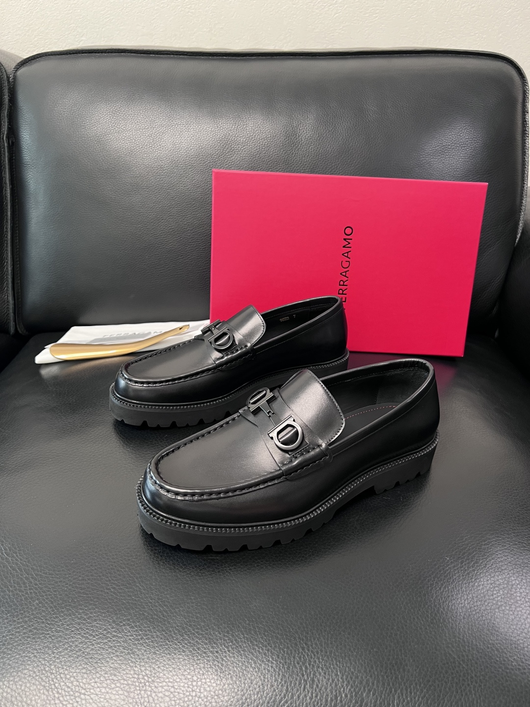 Ferragamo  高品质  顶级工艺品  菲拉格慕    专柜同步发售原厂配置，意大利进口原版牛皮，