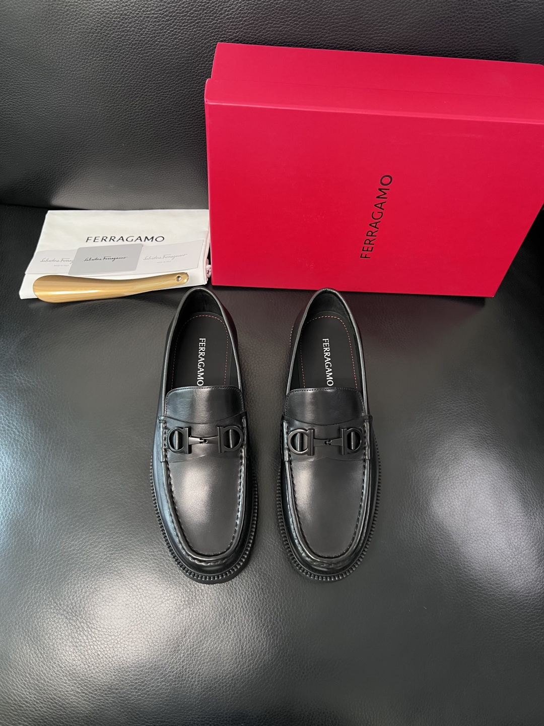 Ferragamo  高品质  顶级工艺品  菲拉格慕    专柜同步发售原厂配置，意大利进口原版牛皮，