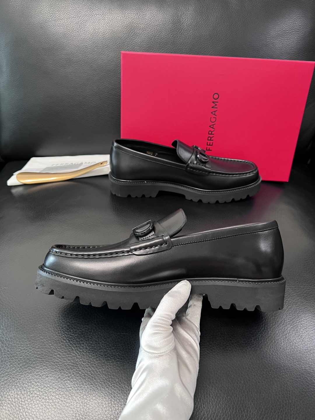 Ferragamo  高品质  顶级工艺品  菲拉格慕    专柜同步发售原厂配置，意大利进口原版牛皮，