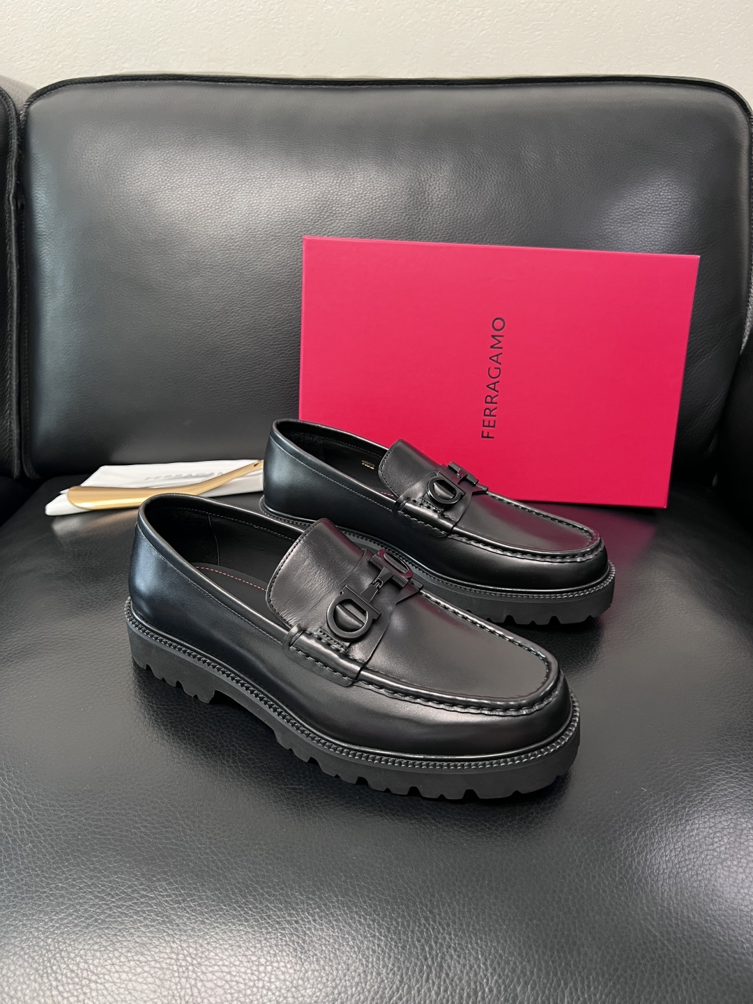 Ferragamo  高品质  顶级工艺品  菲拉格慕    专柜同步发售原厂配置，意大利进口原版牛皮，