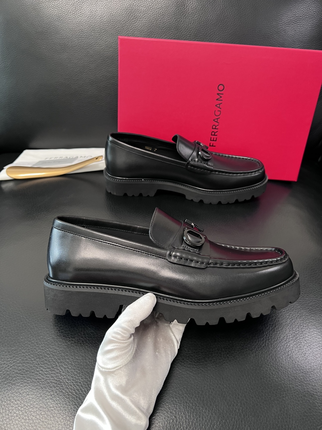 Ferragamo  高品质  顶级工艺品  菲拉格慕    专柜同步发售原厂配置，意大利进口原版牛皮，