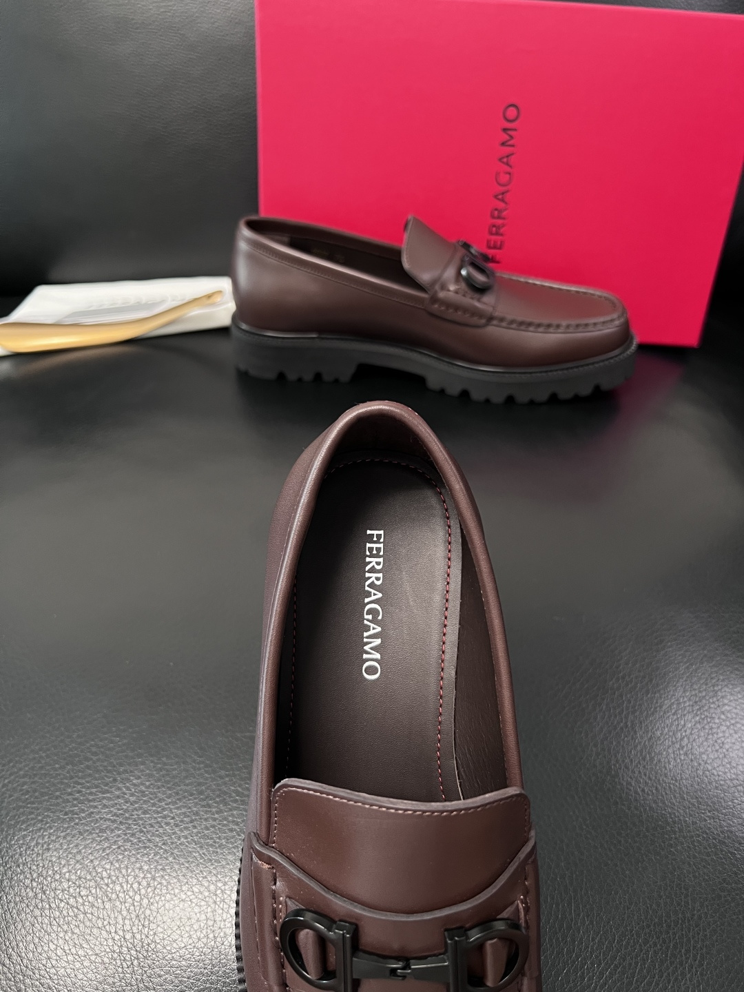 Ferragamo  高品质  顶级工艺品  菲拉格慕    专柜同步发售原厂配置，意大利进口原版牛皮，