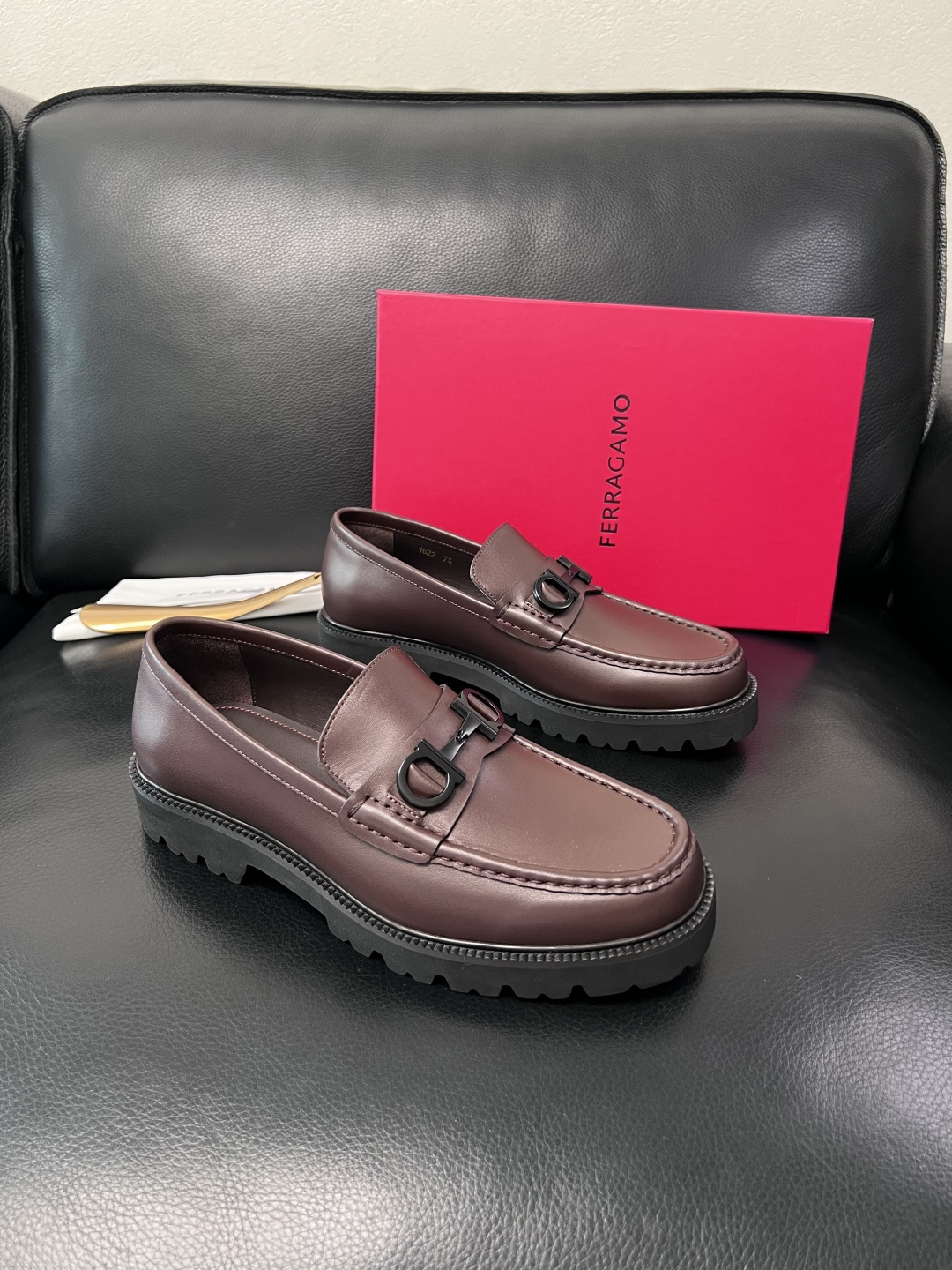 Ferragamo  高品质  顶级工艺品  菲拉格慕    专柜同步发售原厂配置，意大利进口原版牛皮，