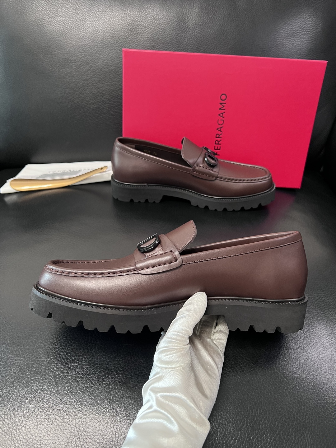 Ferragamo  高品质  顶级工艺品  菲拉格慕    专柜同步发售原厂配置，意大利进口原版牛皮，