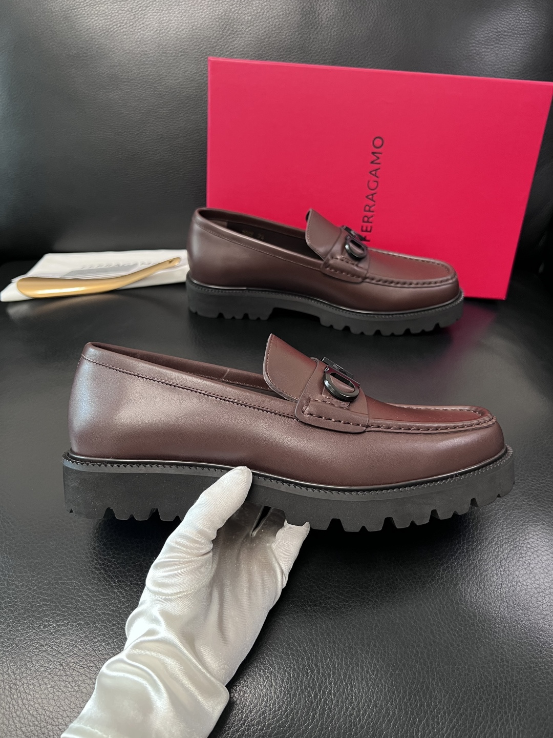 Ferragamo  高品质  顶级工艺品  菲拉格慕    专柜同步发售原厂配置，意大利进口原版牛皮，