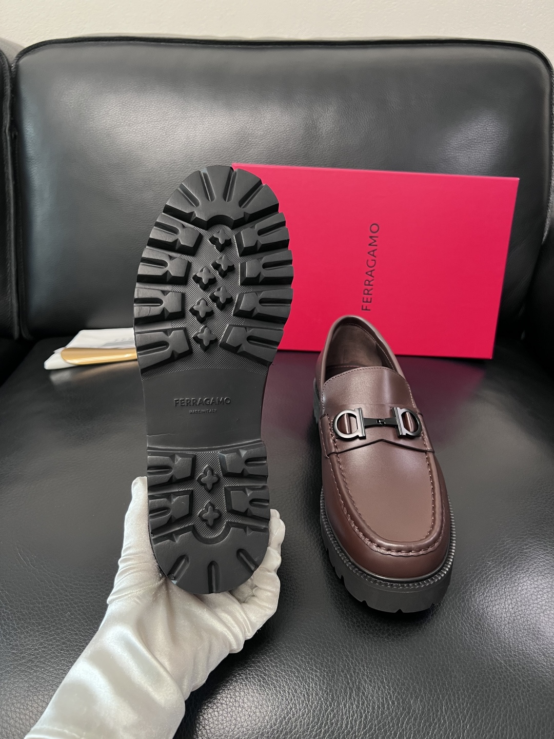 Ferragamo  高品质  顶级工艺品  菲拉格慕    专柜同步发售原厂配置，意大利进口原版牛皮，