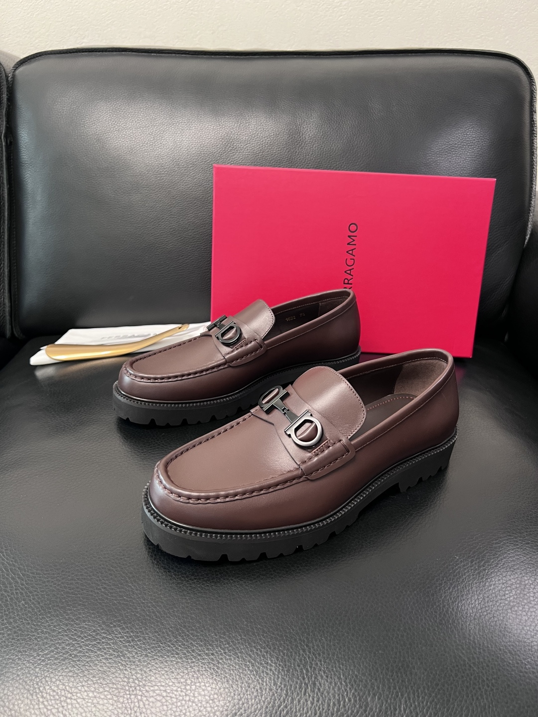 Ferragamo  高品质  顶级工艺品  菲拉格慕    专柜同步发售原厂配置，意大利进口原版牛皮，